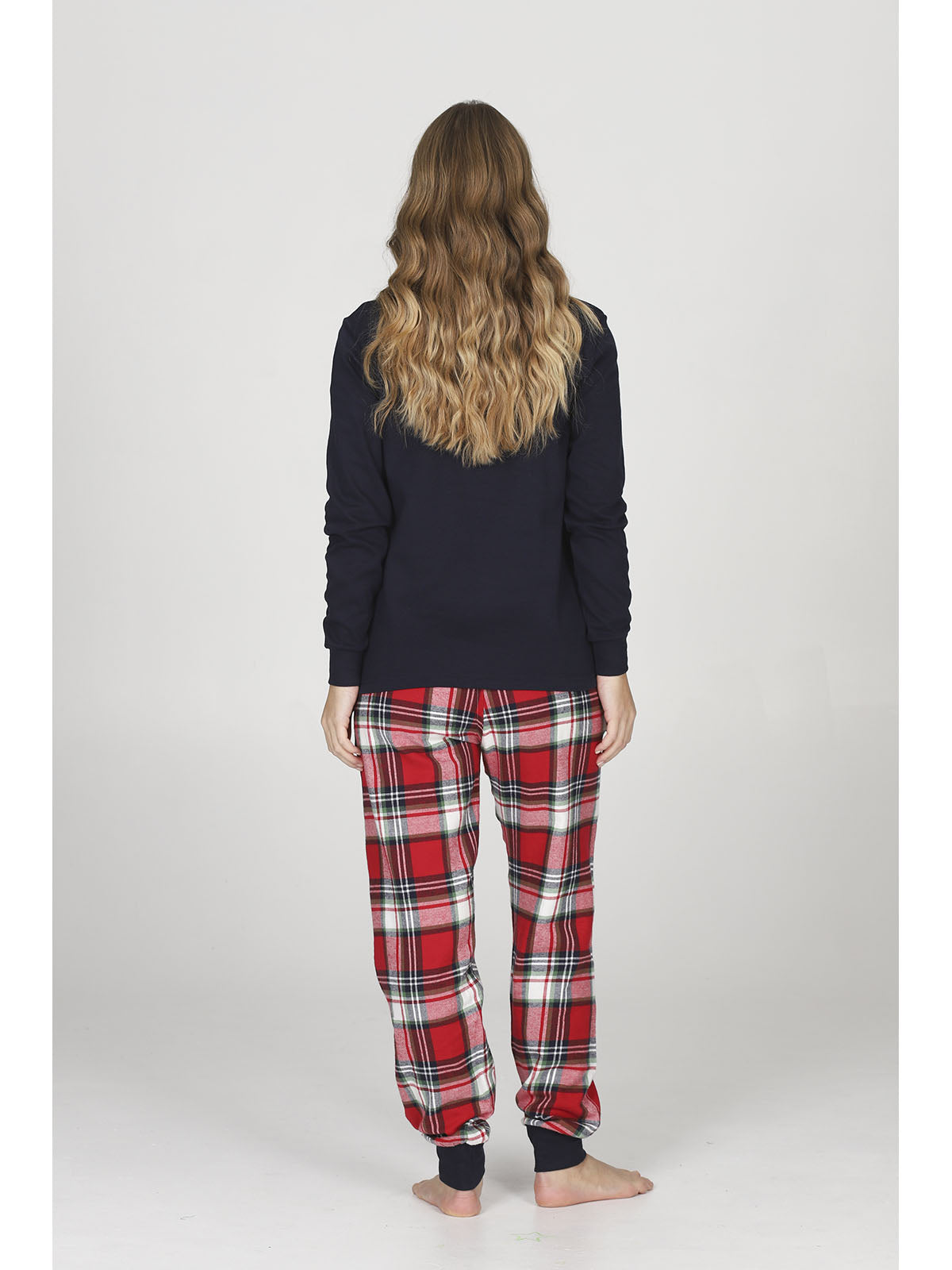 Pigiama donna modello con maglia girocollo blu e pantaloni in calda flanella con fantasia scozzese nei toni del rosso