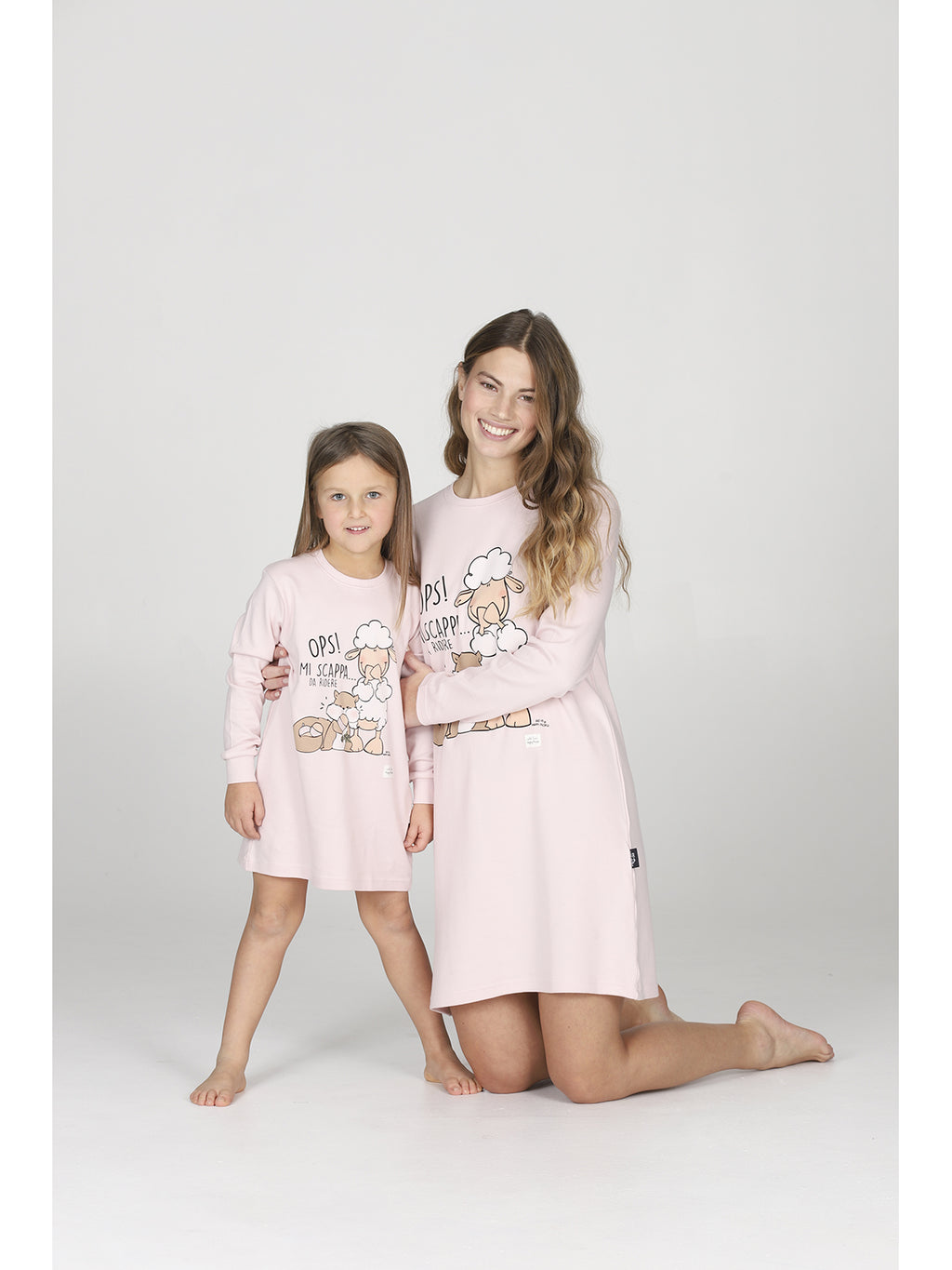 Morbida camicia da notte rosa, con divertente fantasia
