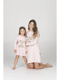 Morbida camicia da notte rosa, con divertente fantasia