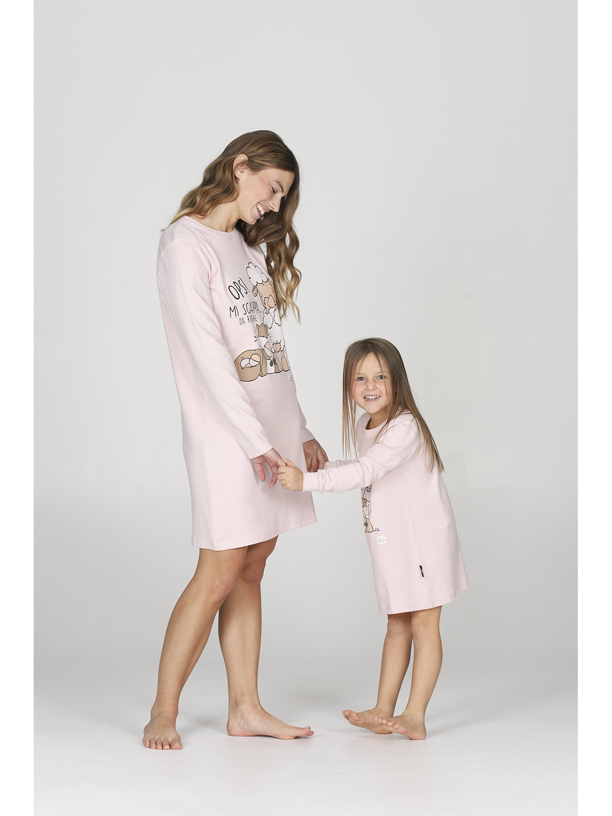 Morbida camicia da notte rosa, con divertente fantasia