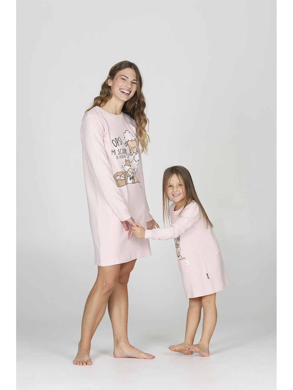Morbida camicia da notte rosa, con divertente fantasia