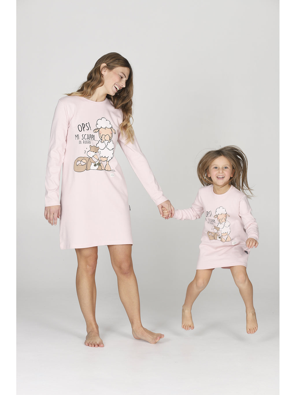Morbida camicia da notte rosa, con divertente fantasia