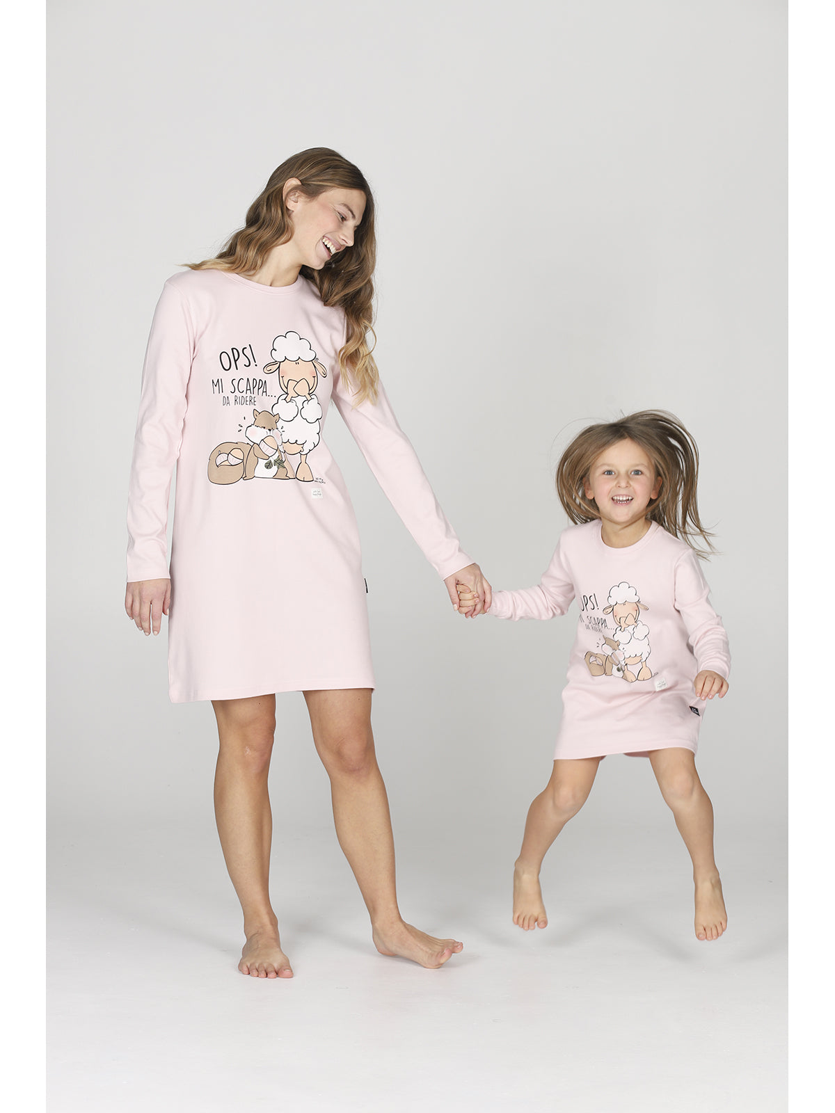 Morbida camicia da notte rosa, con divertente fantasia