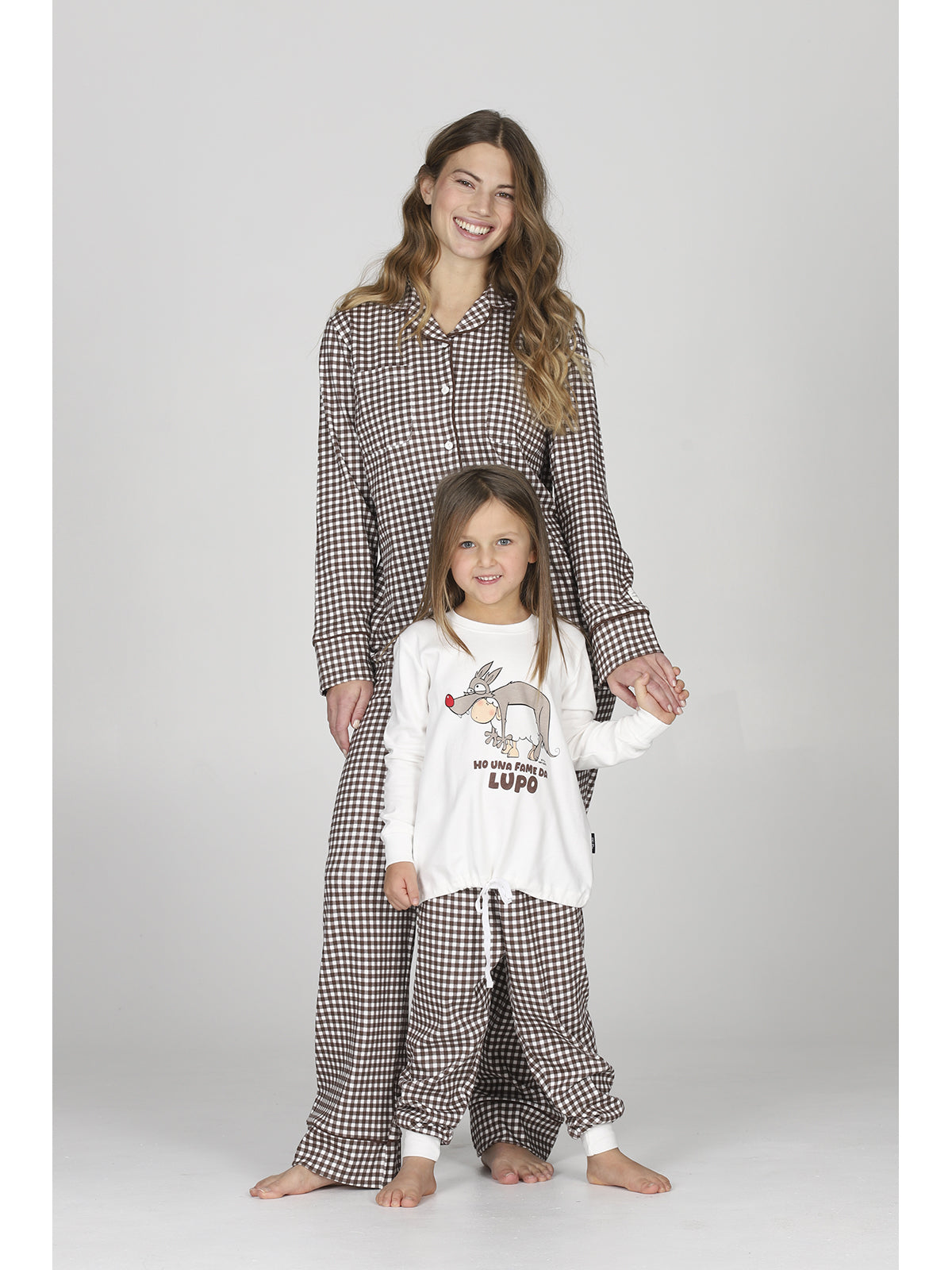 Pigiama bimba con coulisse, in morbido caldo cotone, a quadretti marrone