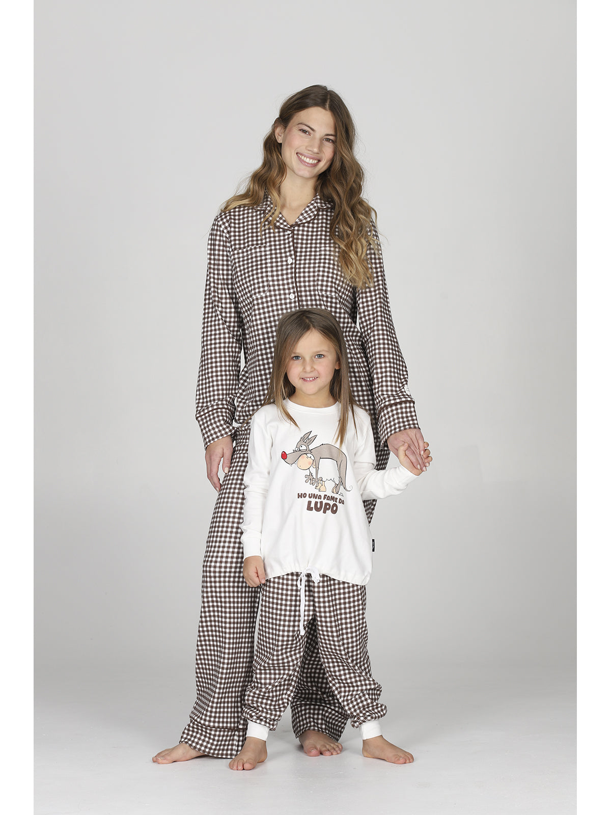 Pigiama bimba con coulisse, in morbido caldo cotone, a quadretti marrone