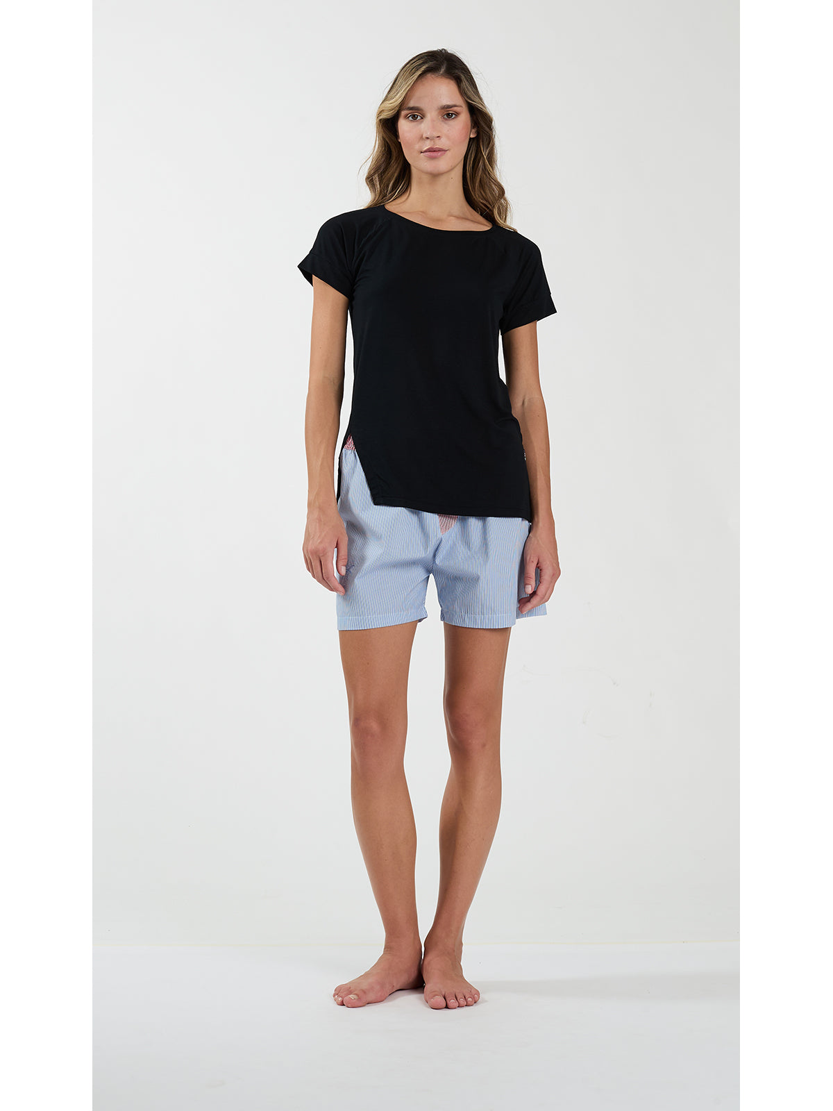 T-shirt donna dal design moderno, perfetta per un look casual chic