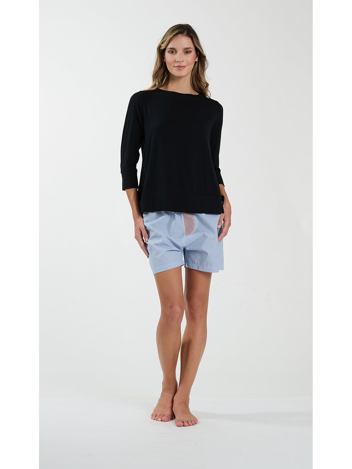T-shirt a maniche 3/4, realizzata in morbida viscosa, perfetta per ogni occasione.