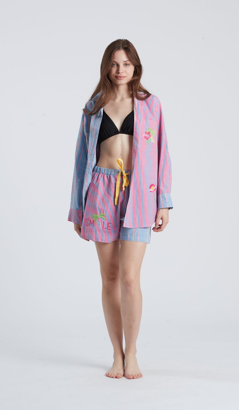 CAMICIA BEACH MULTICOLOR in cotone 100 percento per comfort e freschezza nelle tue notti estive.
