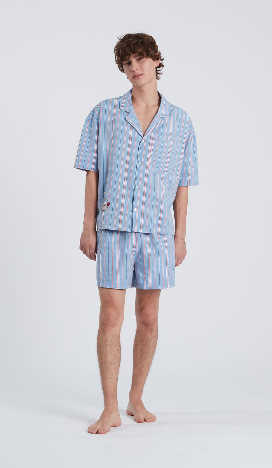 Pigiama aperto corto multicolor uomo in cotone 100% per un comfort fresco e uno stile vivace nelle serate d'estate.