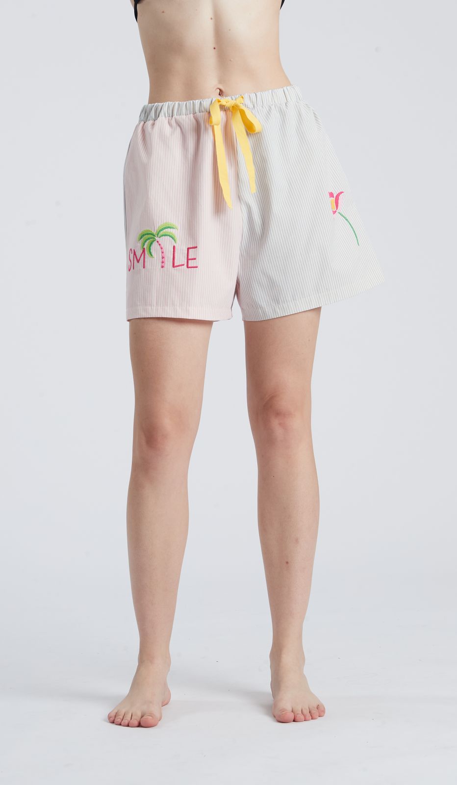 SHORTS BEACH MONOCOLORE in cotone 100 percento per comfort e stile essenziale durante le tue giornate estive.